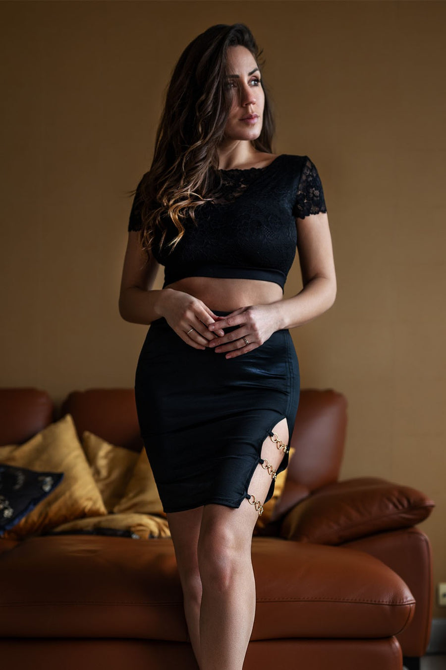 Jupe courte noire Elena fendue sur le côté – Be lily Mode | Voyage Sensuel