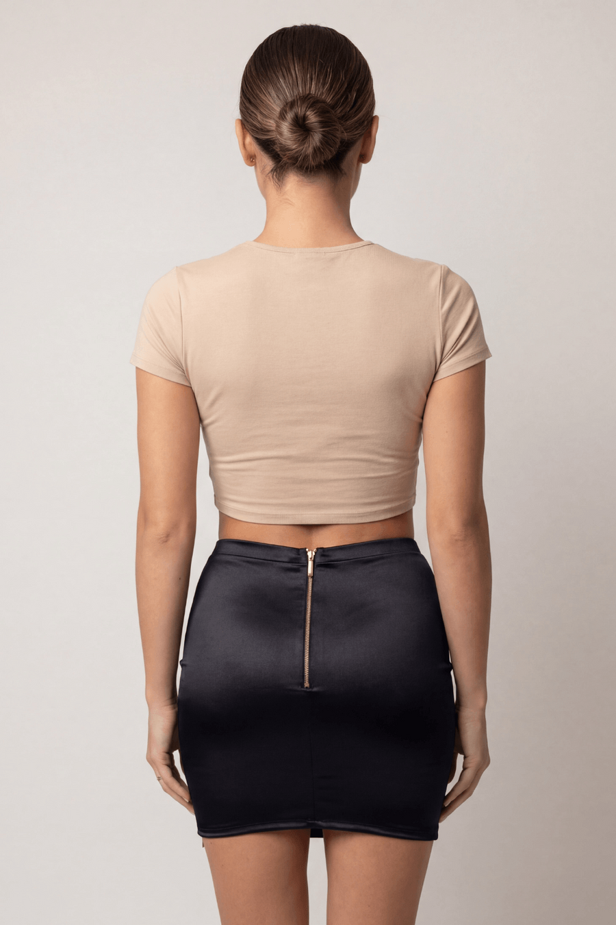 Jupe courte noire Elena fendue sur le côté – Be lily Mode | Voyage Sensuel