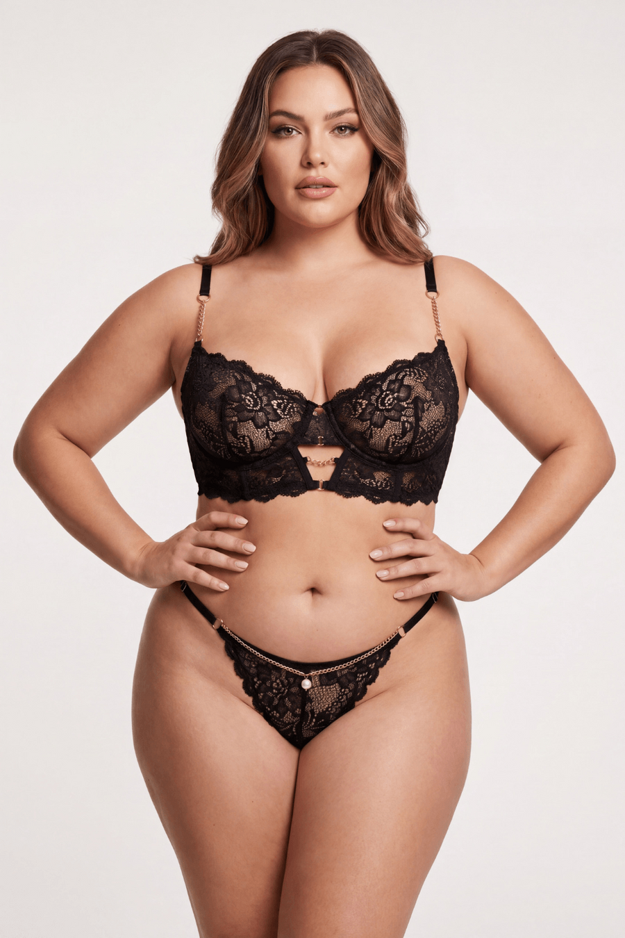 String noir en dentelle avec bijou et chaîne dorée – Be Lily Panties | Voyage Sensuel