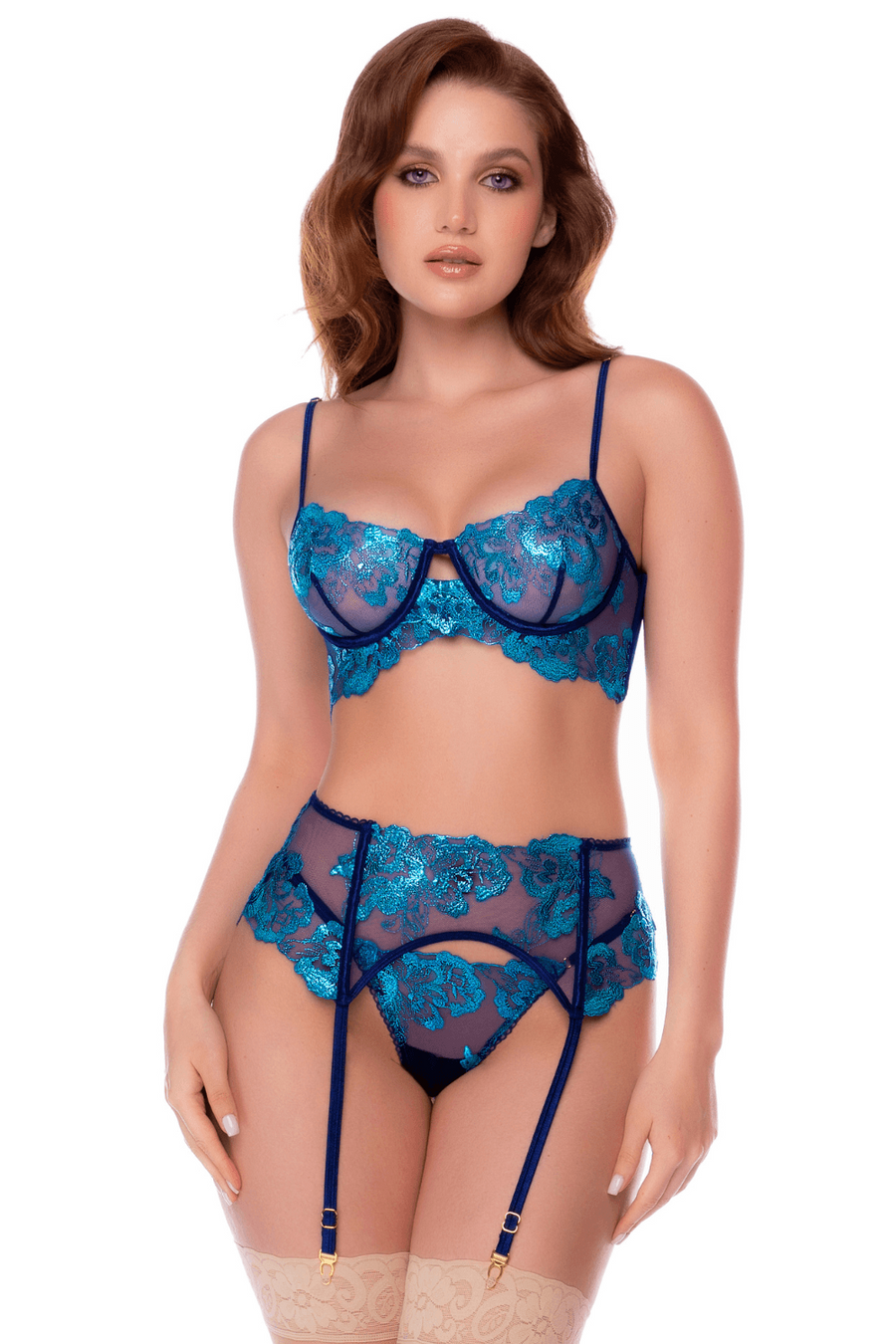 Ensemble 3 pièces bleu nuit brodé avec porte-jarretelles et string - Mapalé | Voyage Sensuel