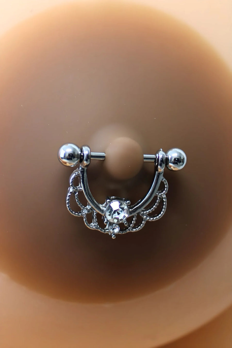 paire-de-cache-ttons-piercing-barre-demi-anneau-faux-diamant-peau-fonce | Voyage Sensuel