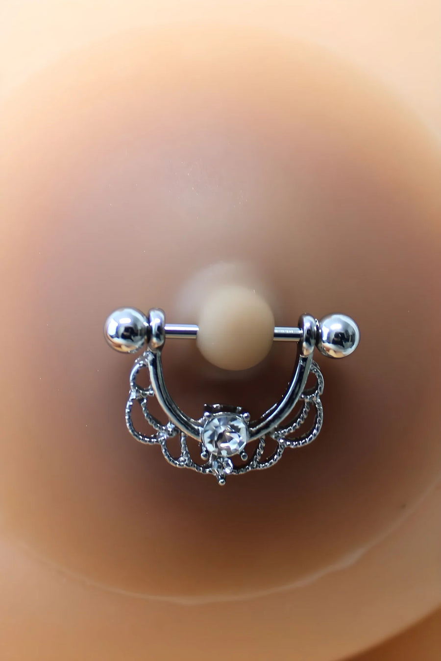 paire-de-cache-ttons-piercing-barre-demi-anneau-faux-diamant-peau-mtisse | Voyage Sensuel
