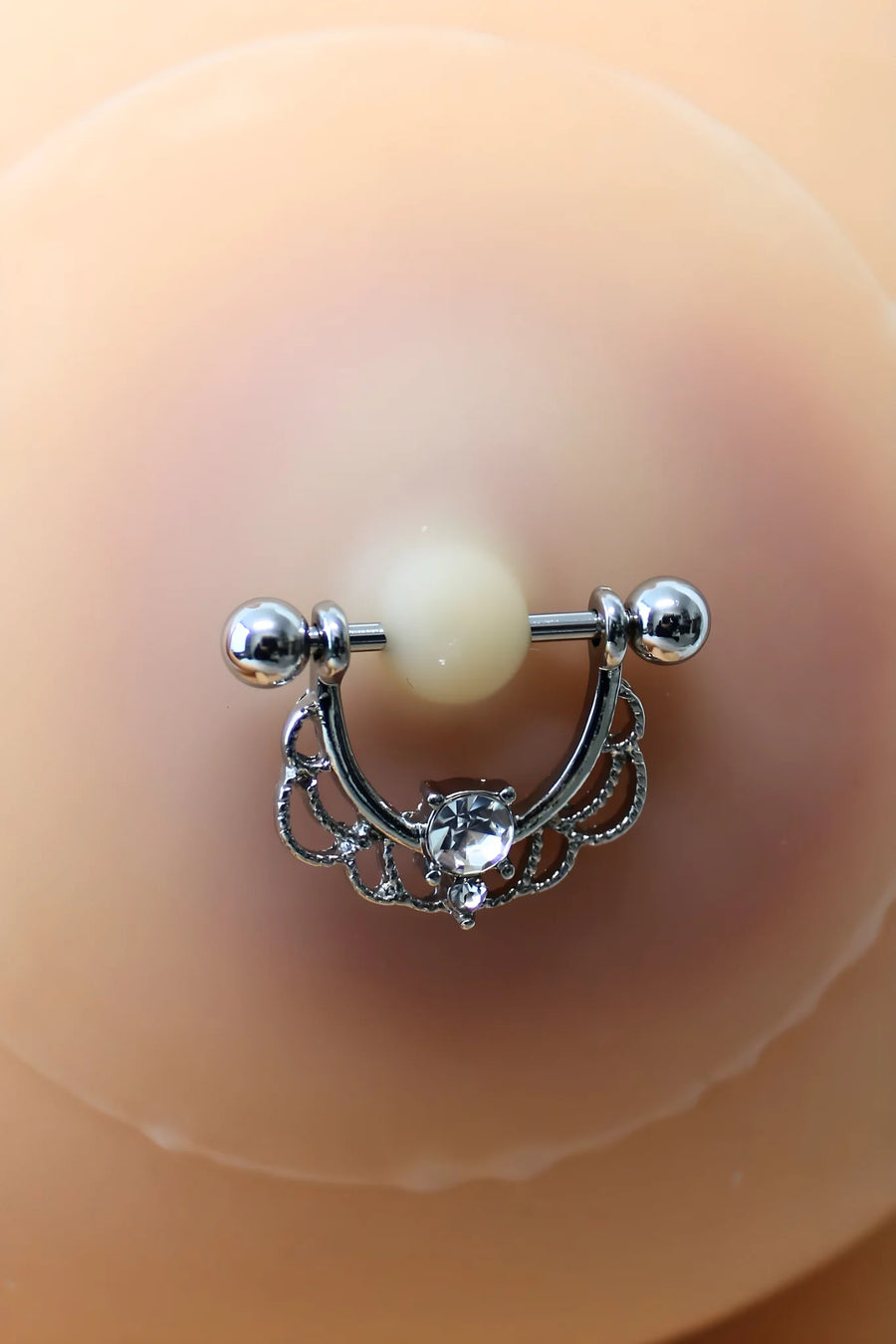 paire-de-cache-ttons-orns-dun-piercing-barre-en-demi-anneau-avec-strass-pour-peau-claire | Voyage Sensuel