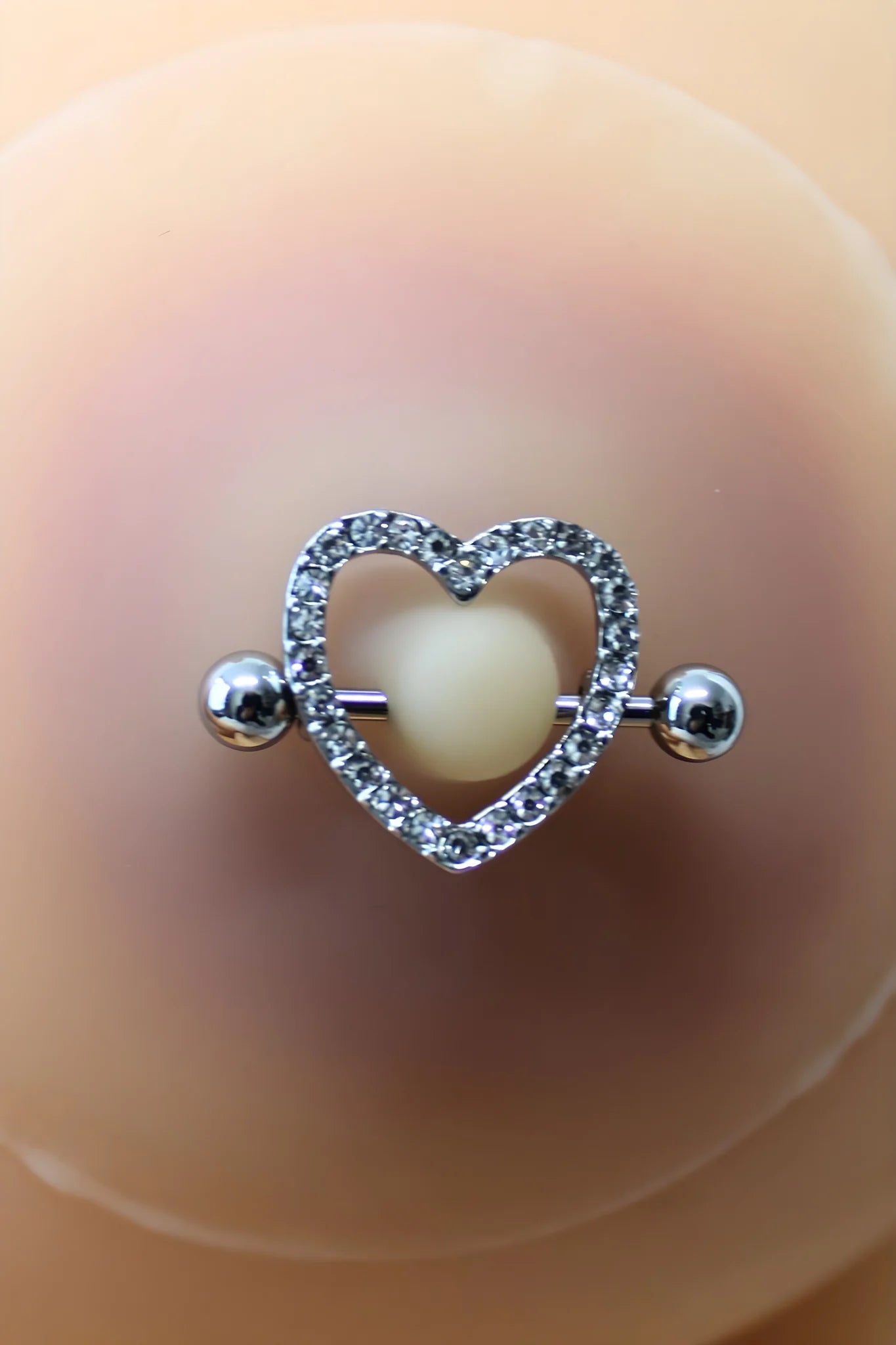 paire-de-cache-ttons-piercing-barre-coeur-faux-diamant-peau-claire