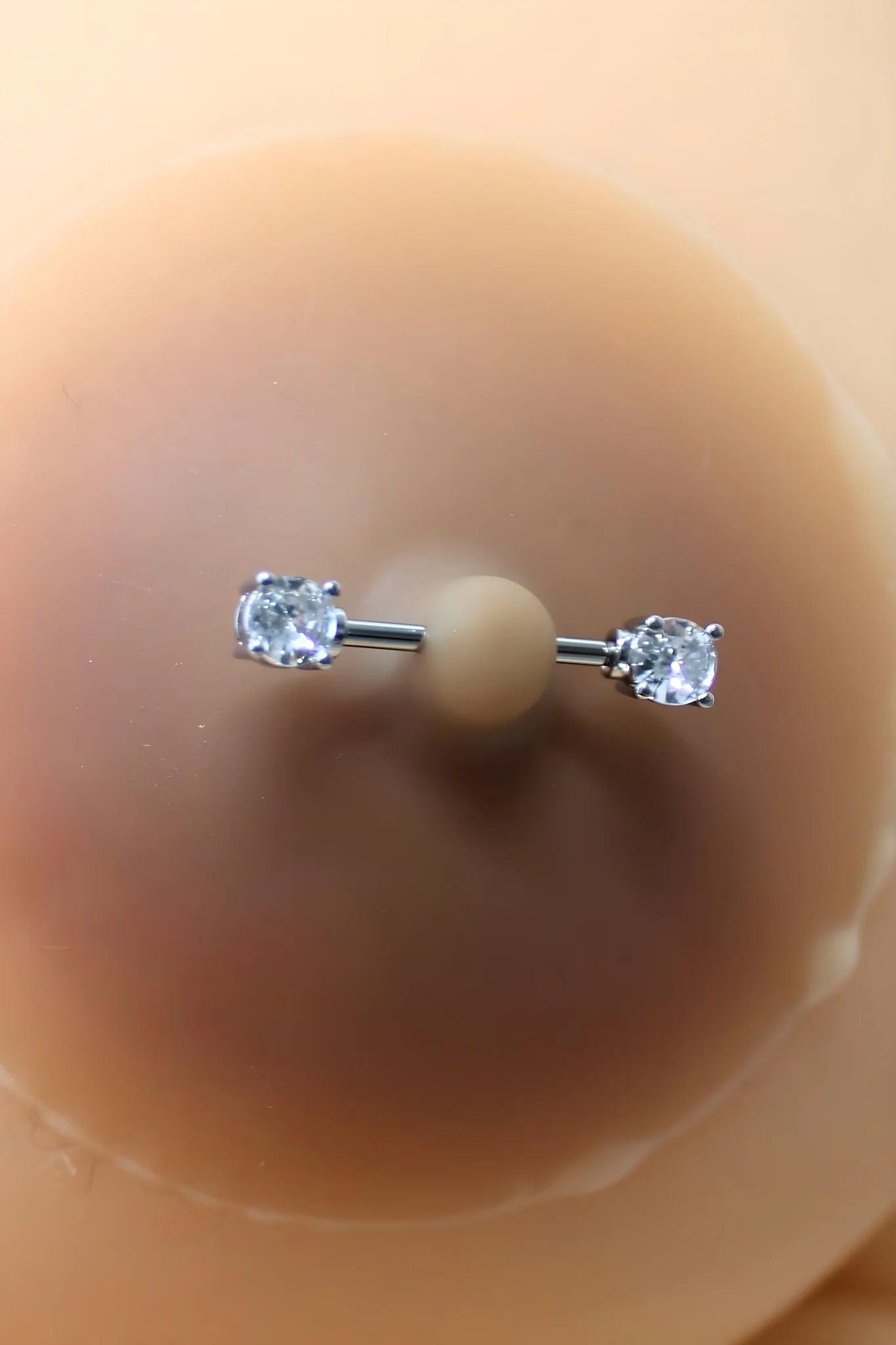 paire-de-cache-ttons-piercing-barre-faux-diamant-peau-mtisse