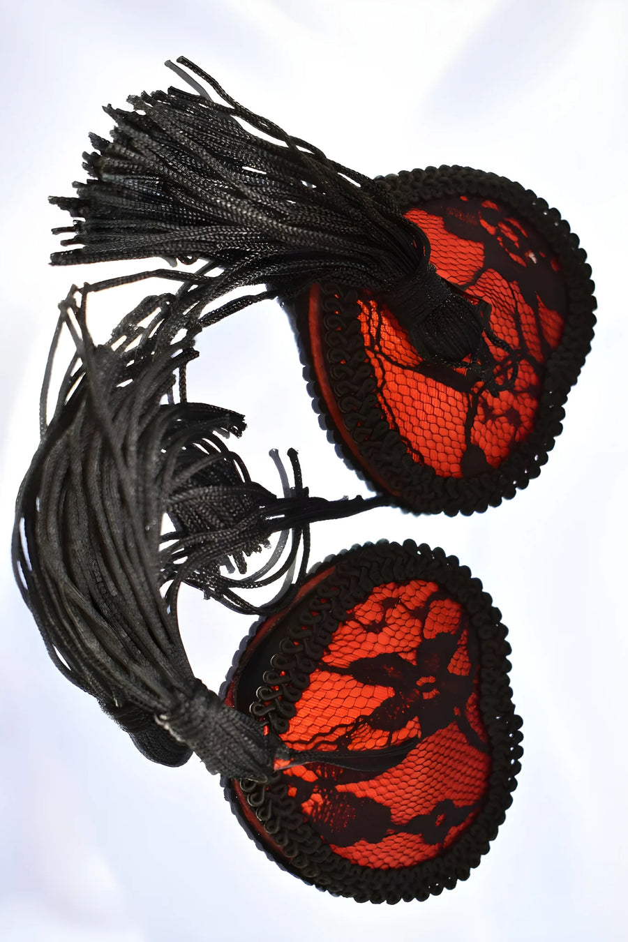 paire-de-cache-ttons-adhsifs-en-forme-de-cur-avec-dentelle-noire-et-pompom | Voyage Sensuel