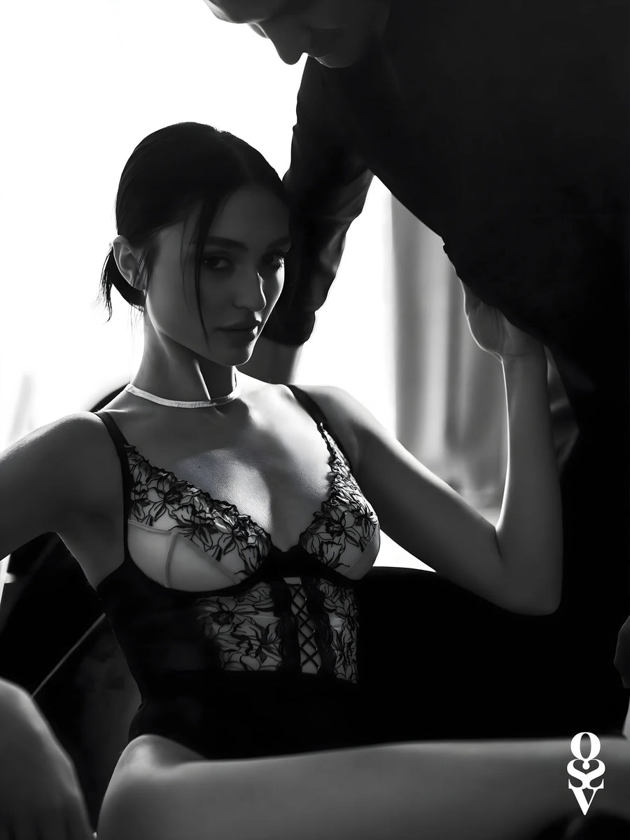 vila-blanes-body-noir | Voyage Sensuel