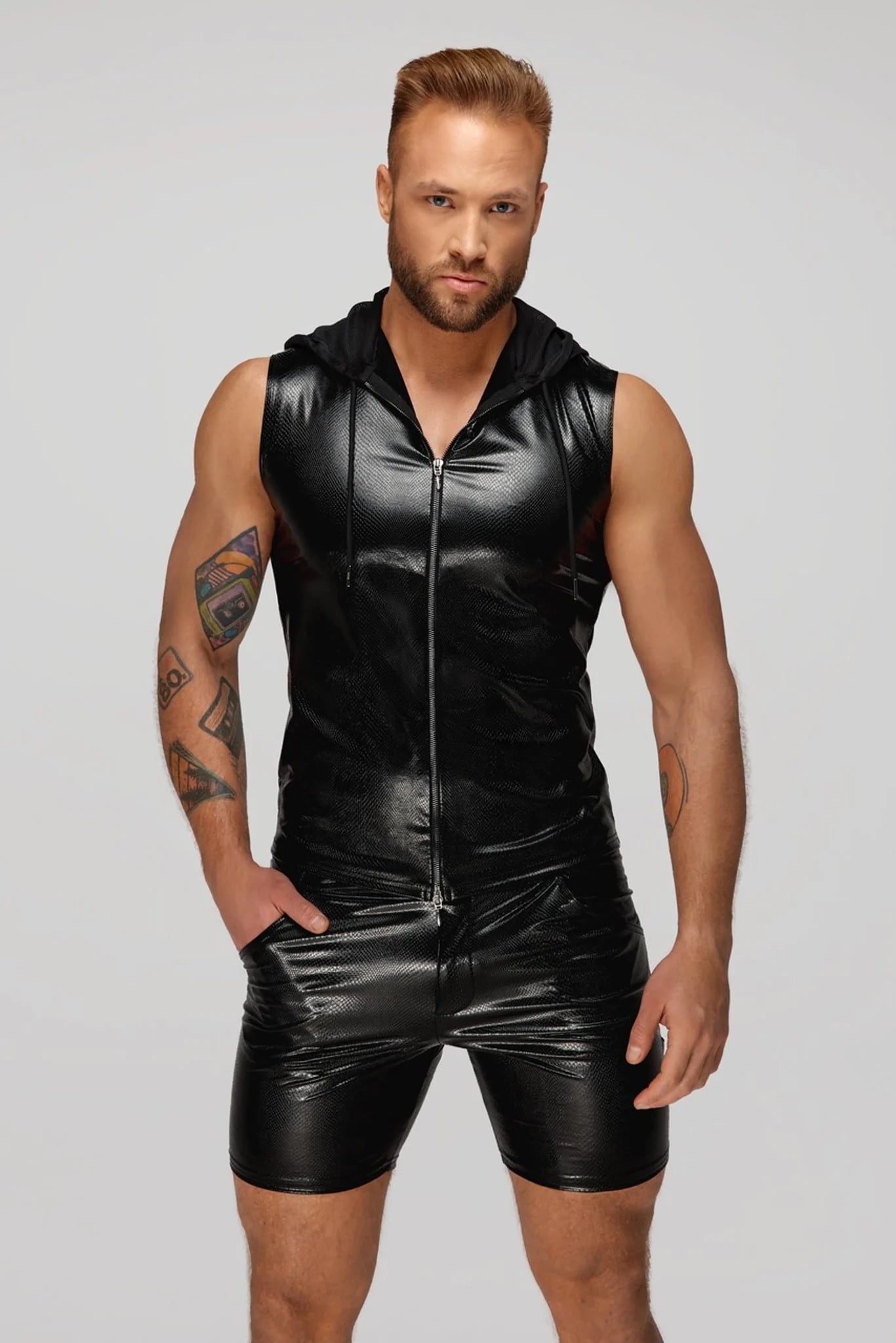 h066-top-zippe-sans-manches-a-capuche-transparente-aspect-serpent