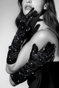 Une paire de gants satinés noirs avec strass - Mapalé