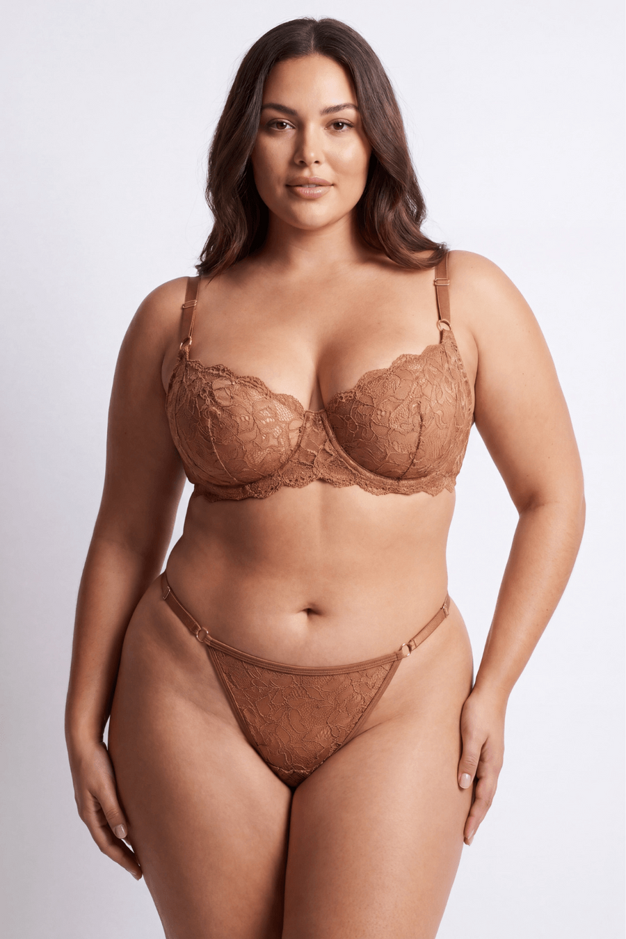String taupe en dentelle avec bijou cœur doré – Be Lily Panties | Voyage Sensuel
