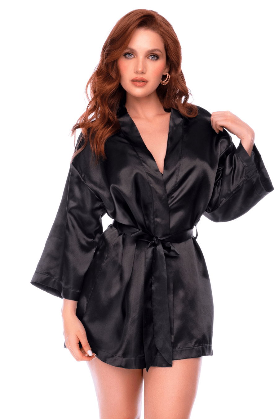 Peignoir court satiné noir avec ceinture à nouer - Mapalé | Voyage Sensuel