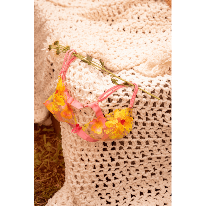 Ensemble lingerie rose et jaune en maille transparente brodée – Mapalé | Voyage Sensuel